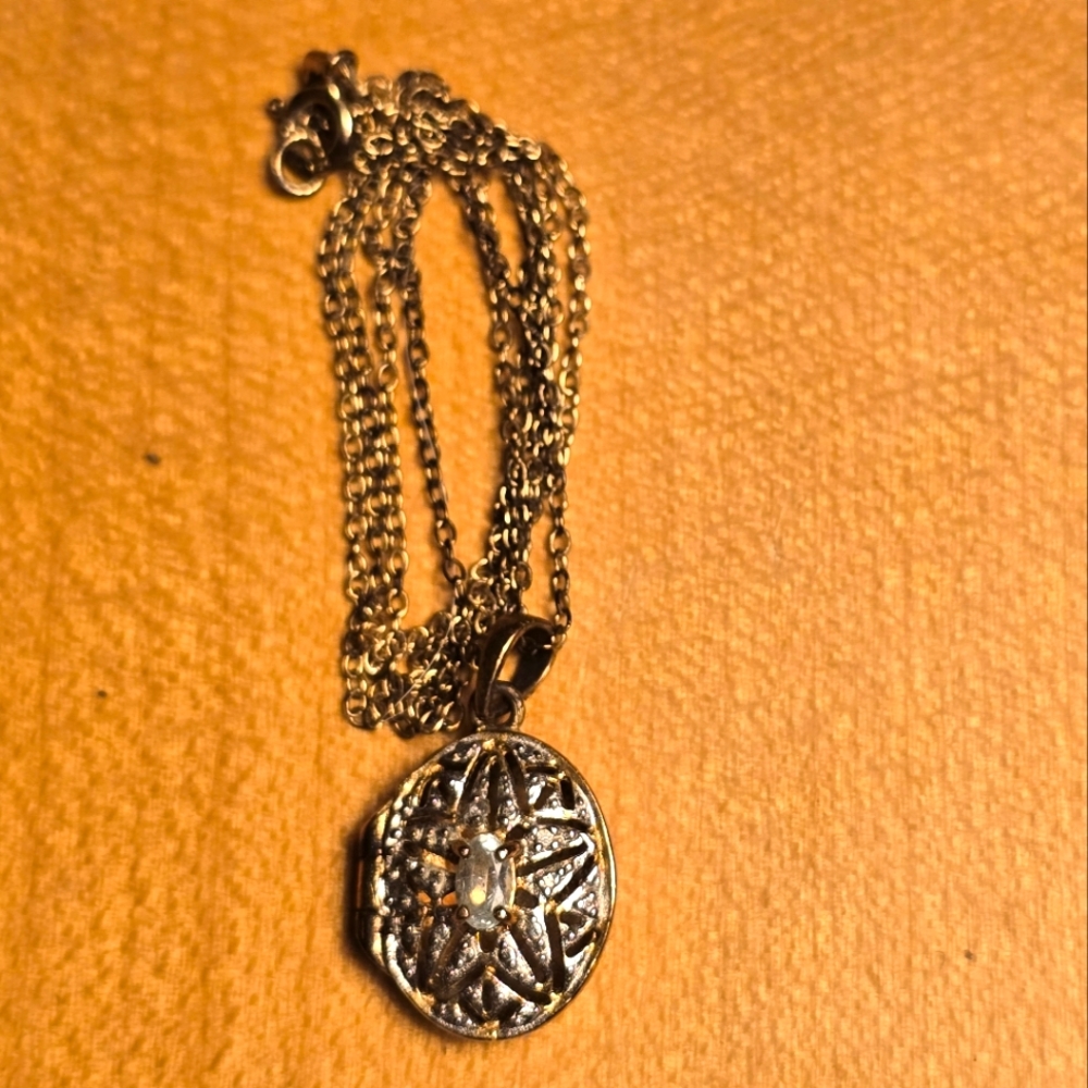 Gold Star Locket Necklace - Picture 5 of 5